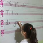 BUFFER® Kılavuz Çizgili Akıllı Kağıt Yazı Tahtası Duvarda İz Bırakmaz Statik Yeni Müfredata Uygun 100x56cm - Görsel 5
