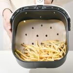 BUFFER® 250 Adet Air Fryer Pişirme Kağıdı Tek Kullanımlık Hava Fritöz Yağ Geçirmez Yapışmaz Gıda Pişirme Kağıdı Delikli Kare Model - Görsel 3