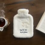 Hello Everyone Yazılı Kurdeleli Beyaz Peluş Sıcak Su Torbası 1 Lt – Yumuşak Kılıf, Uzun Süre Sıcak Tutan Termal Su Torbası - Görsel 4