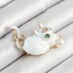 Mey İthalat® Zirkon Taşlı İnci Detaylı Beyaz 3D Kedi Figürlü Gold Renk Kadın Broş