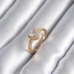 Mey İthalat® Pirinç Gold Renk Zirkon Taşlı Kalp Charm Model Kadın Yüzük