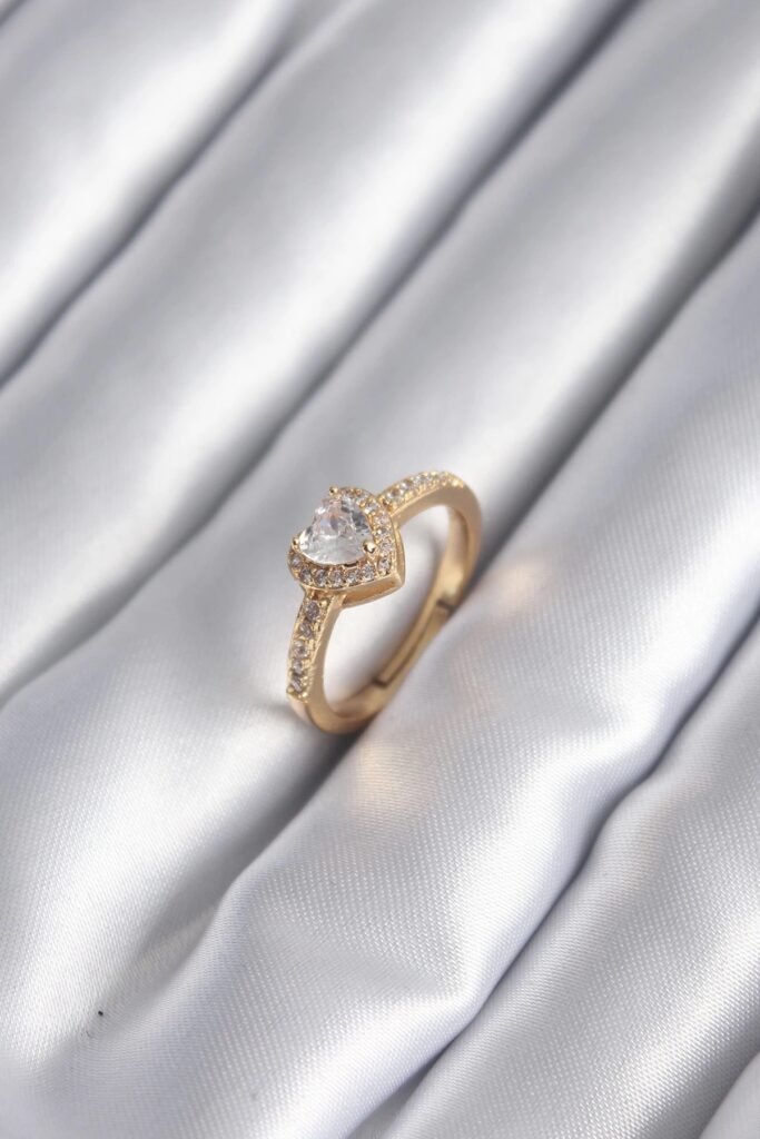 Mey İthalat® Pirinç Gold Renk Zirkon Taşlı Kalp Charm Model Kadın Yüzük