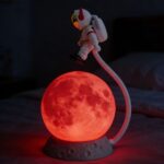 BUFFER® 3D Ay Üzerinde Astronot LED Gece Lambası – Dokunmatik 10 Renk Değiştiren Dekoratif Çocuk Odası Masaüstü Ay Lambası - Görsel 2