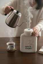 Hello Everyone Yazılı Kurdeleli Beyaz Peluş Sıcak Su Torbası 1 Lt – Yumuşak Kılıf, Uzun Süre Sıcak Tutan Termal Su Torbası - Görsel 8