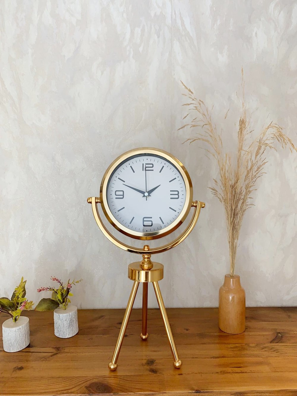 Gold Metal Mini Tripod Modern Masa Saati 45×26 cm – Şık ve Dekoratif Tasarım Gold Metal Mini Tripod Modern Masa Saati 45×26 cm – Şık ve Dekoratif Tasarım