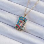 Mey İthalat® 316L Çelik Zincir Altın Renk Taç ve Kız Figürlü Renkli Mineli Tarot Kolye