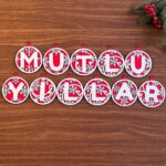 BUFFER® 11 Harfli Kırmızı Beyaz İpli MUTLU YILLAR Yazılı Ahşap Yılbaşı Ağaç Süsü