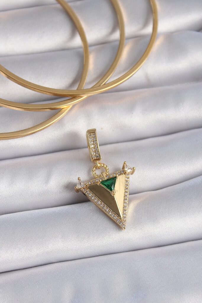 Mey İthalat® Pirinç Gold Renk Zirkon Taşlı 3D Üçgen Model Ajda Charm