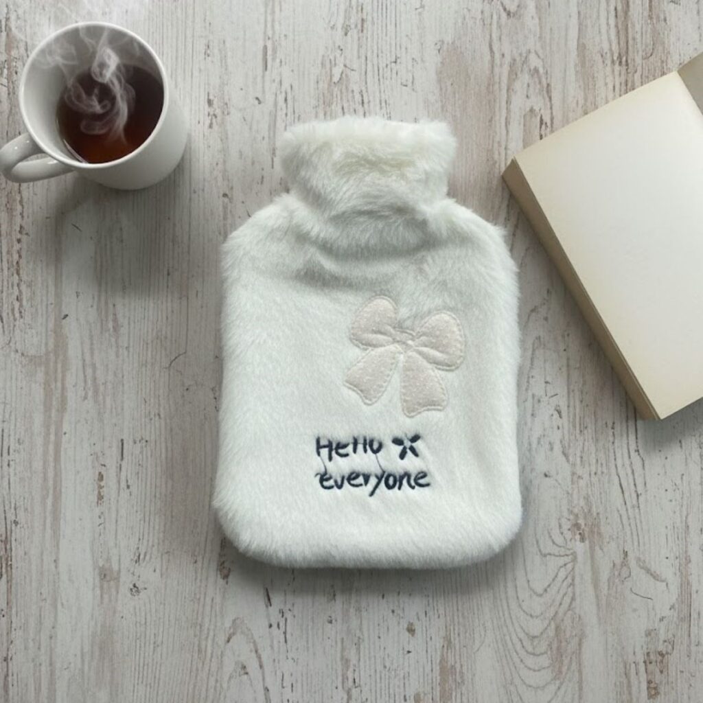 Hello Everyone Yazılı Kurdeleli Beyaz Peluş Sıcak Su Torbası 1 Lt – Yumuşak Kılıf