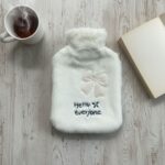 Hello Everyone Yazılı Kurdeleli Beyaz Peluş Sıcak Su Torbası 1 Lt – Yumuşak Kılıf